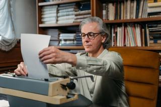 Écrire un roman policier : intrigue, suspects et révélation