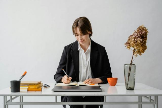 Rédiger un synopsis convaincant : méthode pas à pas pour séduire les éditeurs Rédiger un synopsis convaincant : méthode pas à pas pour séduire les éditeurs