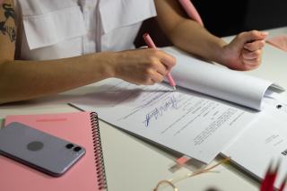 Feuillets de manuscrit annotes poses sur un bureau de travail