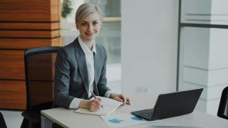 Portraits d'auteures : parcours, méthodes et conseils